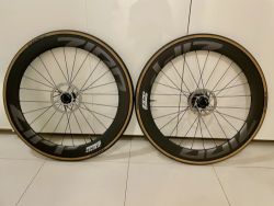 Zipp 404 Firecrest, zapletená kola včetně plášťů, kazety SRAM Force 10-30t a kotoučů