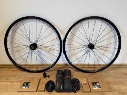 Zapletená kola DT Swiss R470 + pláště Specialized, brzdy SRAM