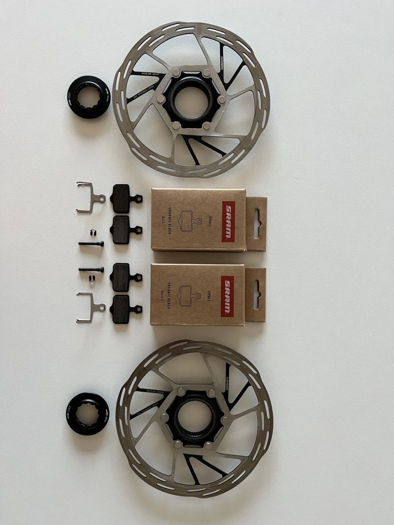 Zapletená kola DT Swiss R470 + pláště Specialized, brzdy SRAM