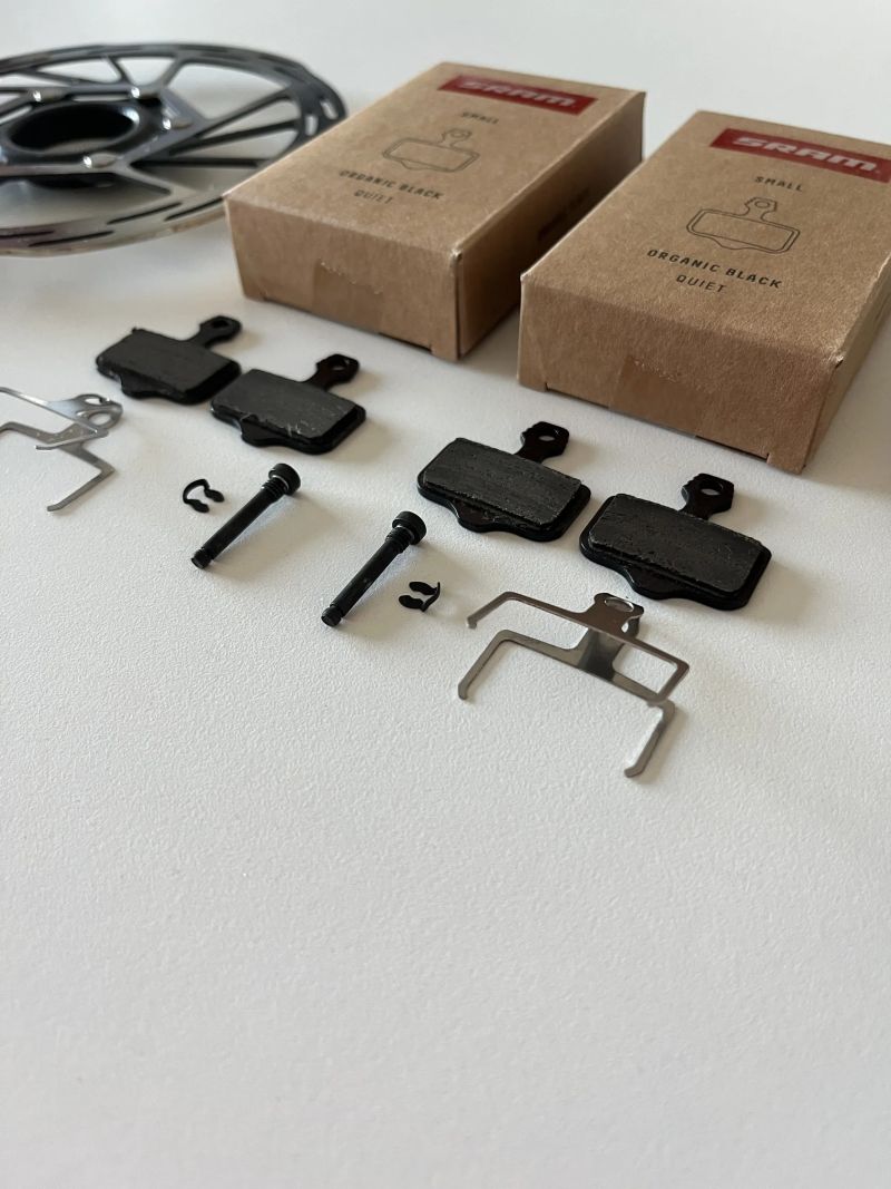 Zapletená kola DT Swiss R470 + pláště Specialized, brzdy SRAM