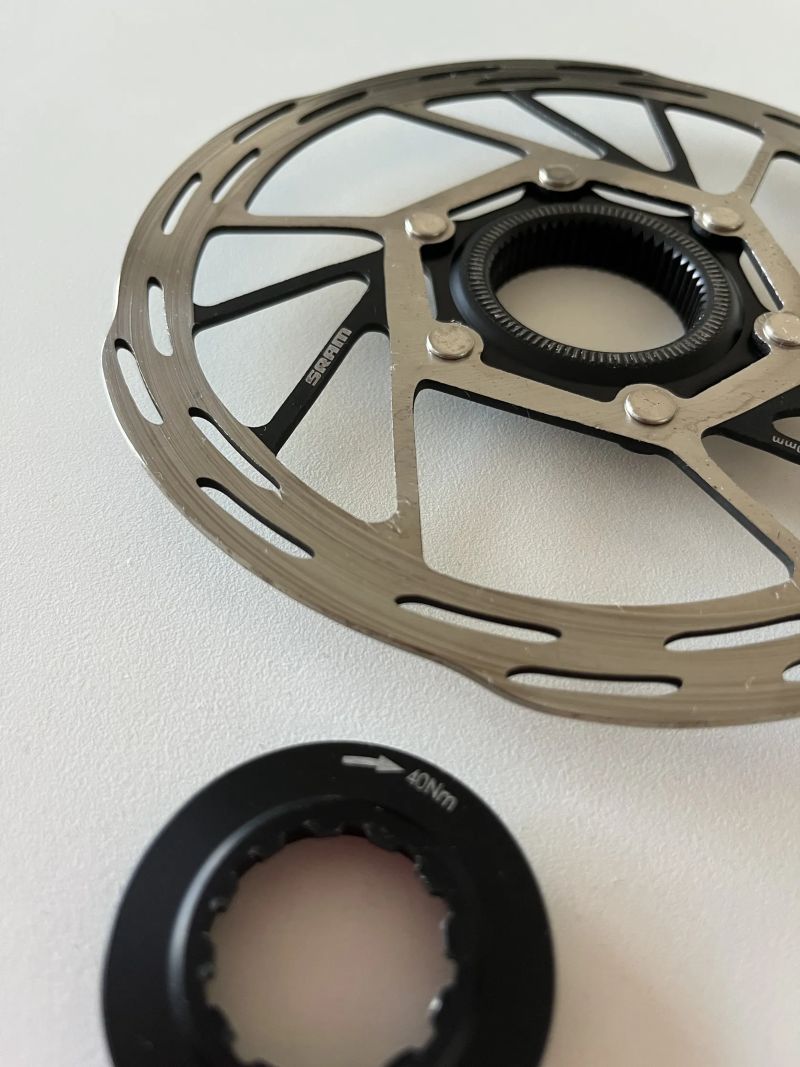 Zapletená kola DT Swiss R470 + pláště Specialized, brzdy SRAM