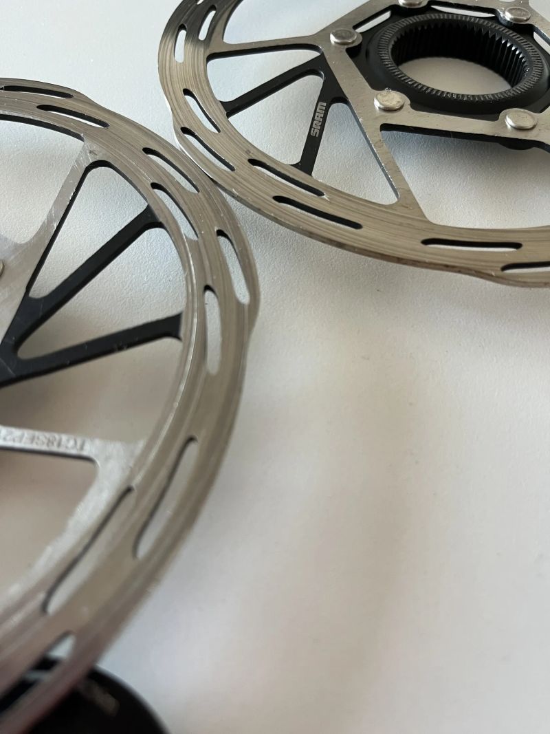 Zapletená kola DT Swiss R470 + pláště Specialized, brzdy SRAM