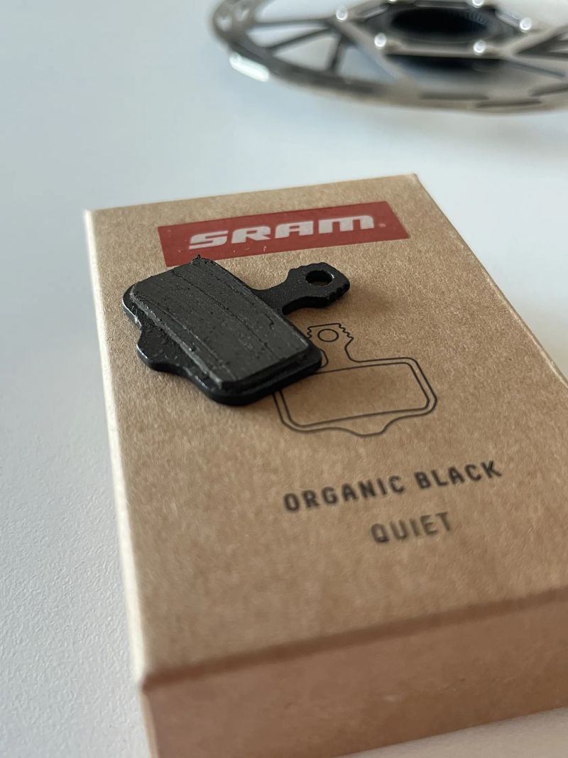 Zapletená kola DT Swiss R470 + pláště Specialized, brzdy SRAM