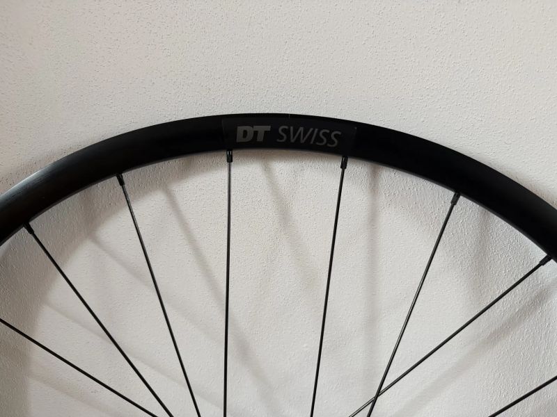 Zapletená kola DT Swiss R470 + pláště Specialized, brzdy SRAM