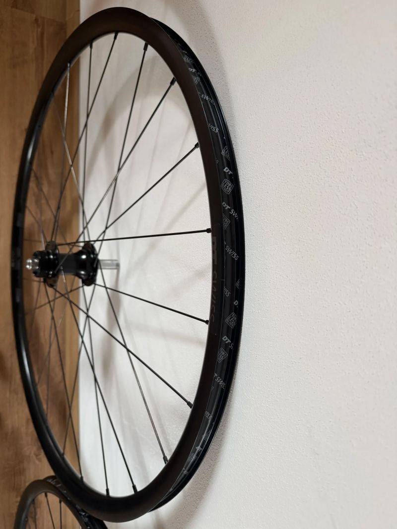 Zapletená kola DT Swiss R470 + pláště Specialized, brzdy SRAM