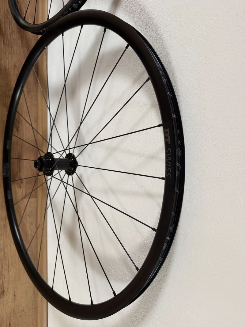 Zapletená kola DT Swiss R470 + pláště Specialized, brzdy SRAM