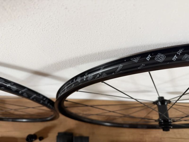 Zapletená kola DT Swiss R470 + pláště Specialized, brzdy SRAM