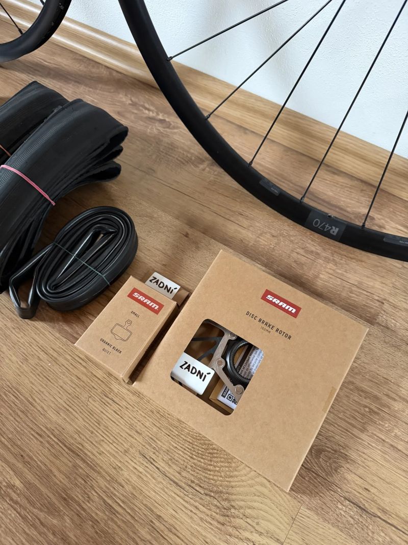 Zapletená kola DT Swiss R470 + pláště Specialized, brzdy SRAM