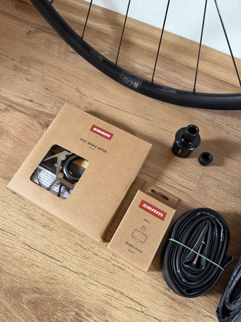 Zapletená kola DT Swiss R470 + pláště Specialized, brzdy SRAM