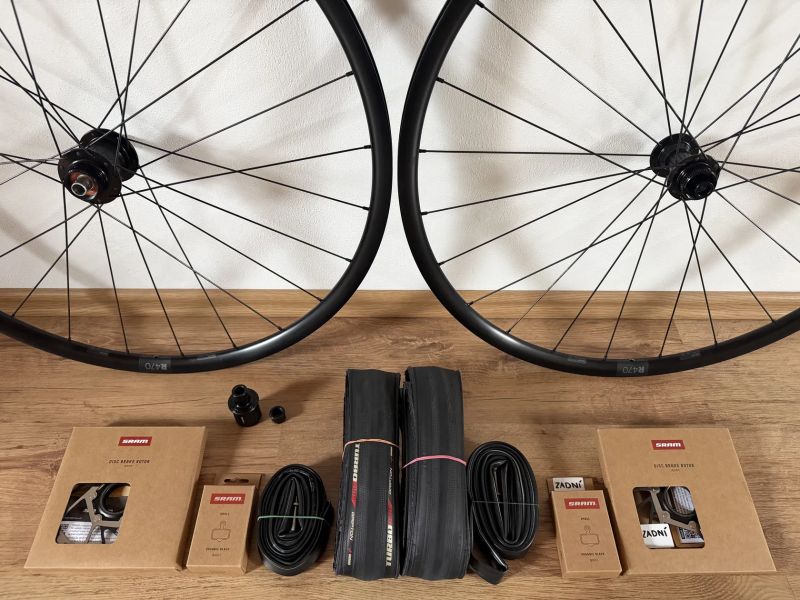 Zapletená kola DT Swiss R470 + pláště Specialized, brzdy SRAM