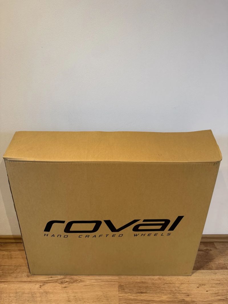 Zapletená kola DT Swiss R470 + pláště Specialized, brzdy SRAM