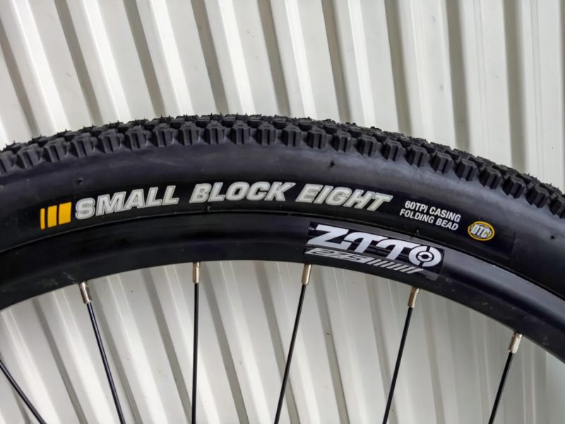 Pláště Kenda Small Block Eight 27.5x2.10 (pár, skládací)