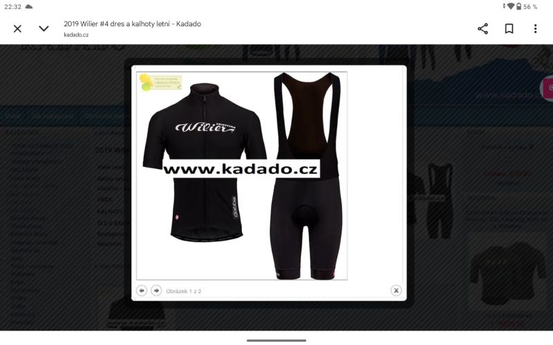 Dres s krátkými kraťasy s laclem