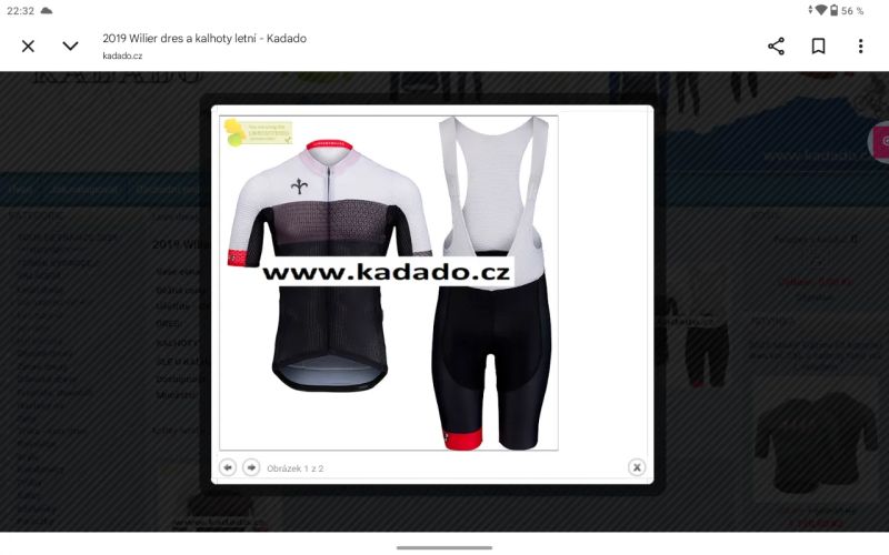 Dres s krátkými kraťasy s laclem