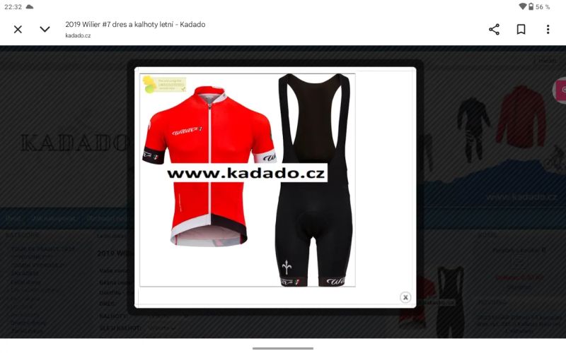 Dres s krátkými kraťasy s laclem