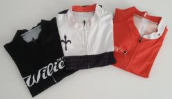 Dres s krátkými kraťasy s laclem