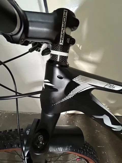 Prodám XC bike postavené na karbonovém rámu MRX 17" Elite s pohonem Sram Eagle GX - AXS 1x12