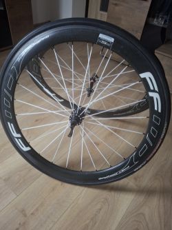 Dva páry karbonových kol 