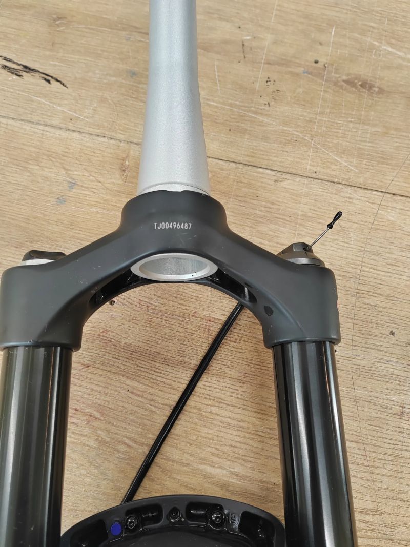 Vzduchova vidlice suntour raidon