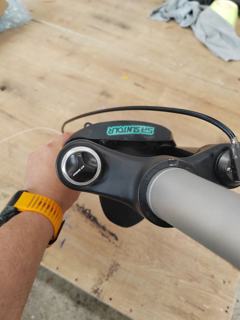 Vzduchova vidlice suntour raidon