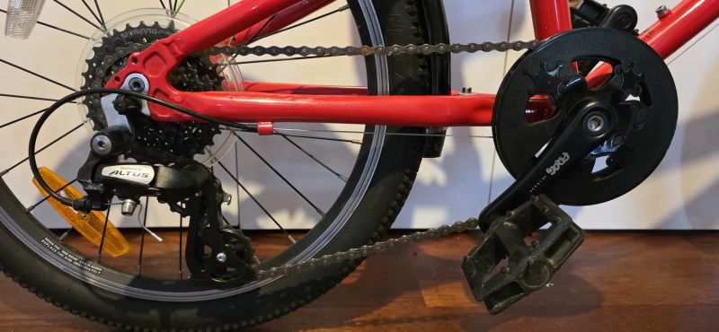 Lehké dětské kolo Frog 52 (20") – červené, plně funkční