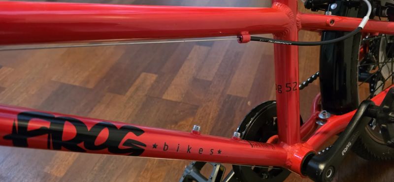 Lehké dětské kolo Frog 52 (20") – červené, plně funkční