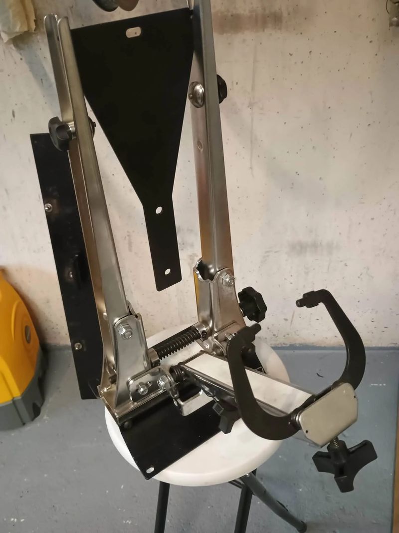 Profesionální centrovací stolice s kalibrační měrkou