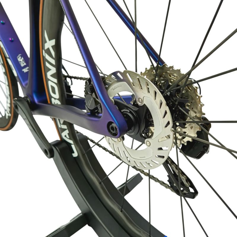 Nové silniční aero kolo Avenger Shuttle | Shimano 105 DI2 | karbonové špice | vel. M | 7,3 kg