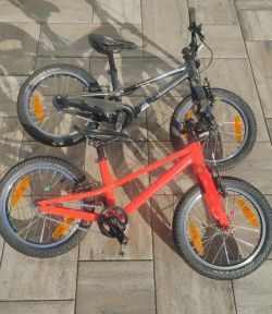 2 Kola Specialized Jett 2022, černé a oranžové