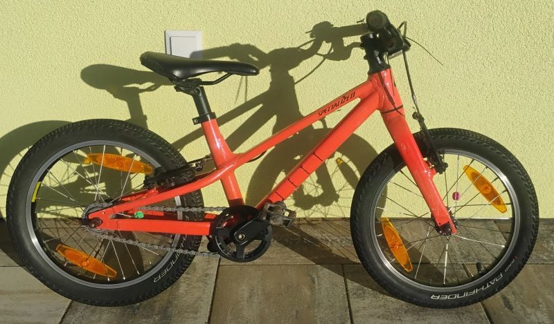 2 Kola Specialized Jett 2022, černé a oranžové