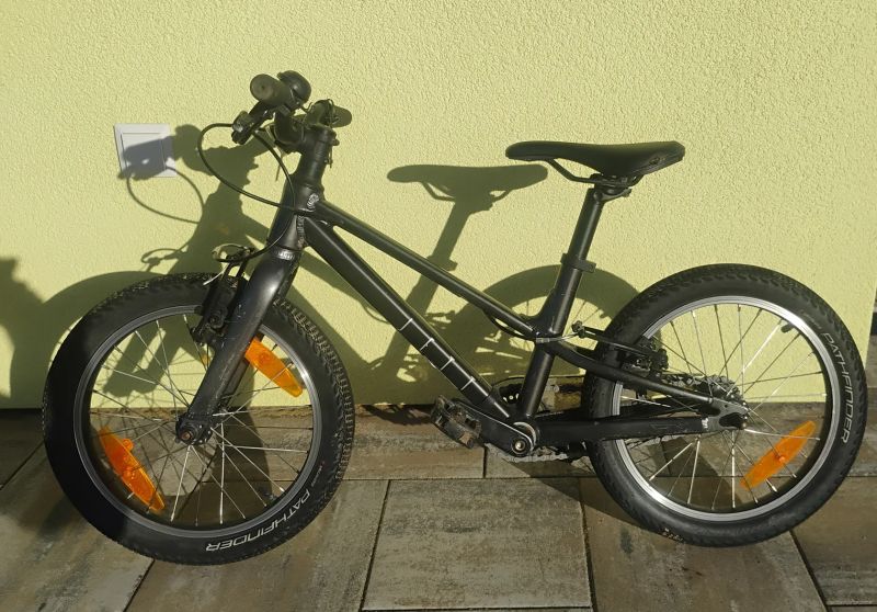 2 Kola Specialized Jett 2022, černé a oranžové