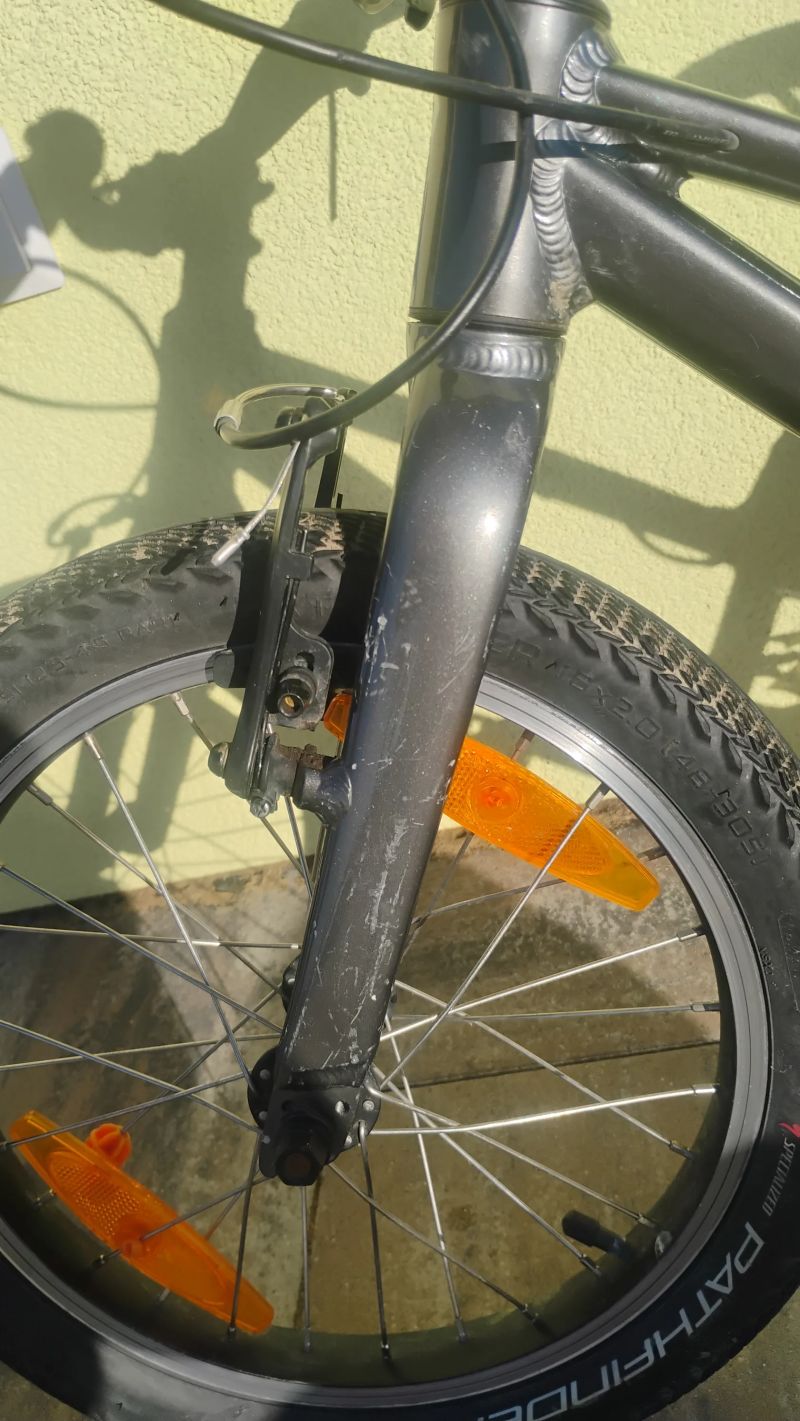 2 Kola Specialized Jett 2022, černé a oranžové