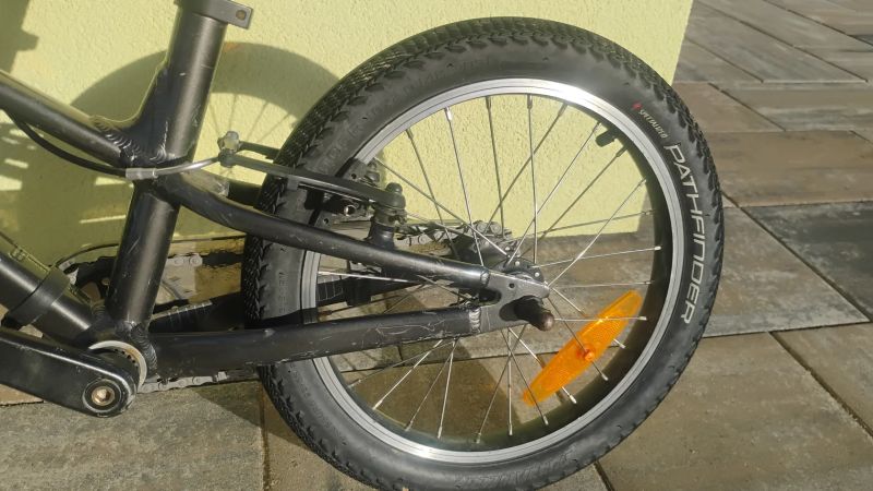 2 Kola Specialized Jett 2022, černé a oranžové