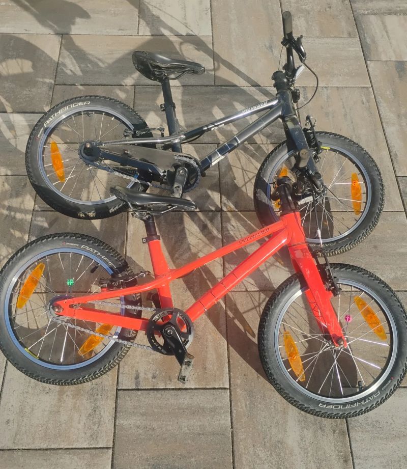 2 Kola Specialized Jett 2022, černé a oranžové