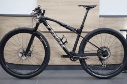 TREK Supercaliber, kola Bontrager KOVEE XXX, vše karbon, velikost L
