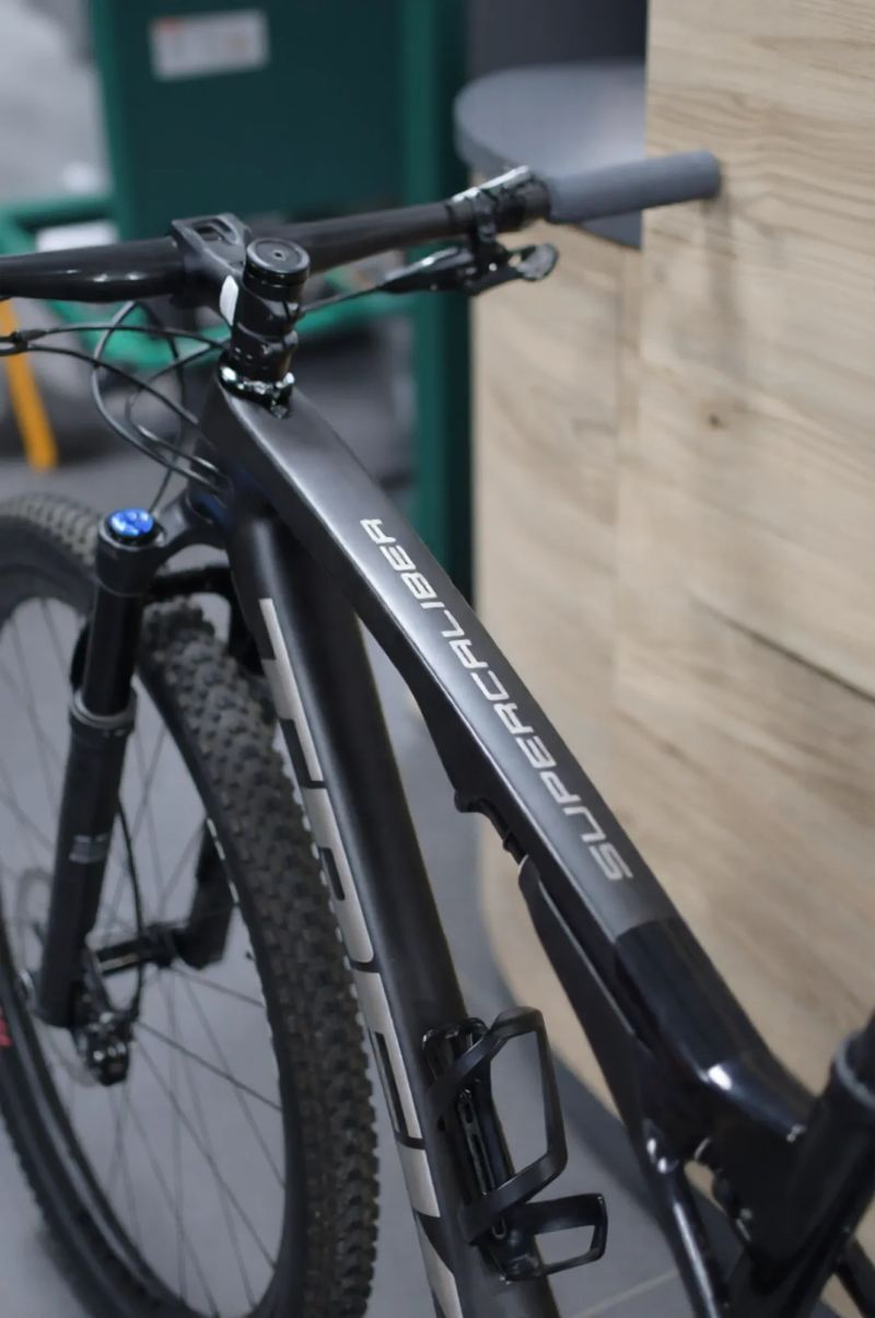 TREK Supercaliber, kola Bontrager KOVEE XXX, vše karbon, velikost L