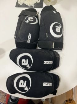 chránič loktů a kolenu AMPLIFI - Salvo Elbow Jet-Black