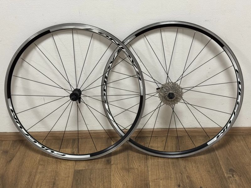 Pár kol Fulcrum + kazeta Shimano 105 10s