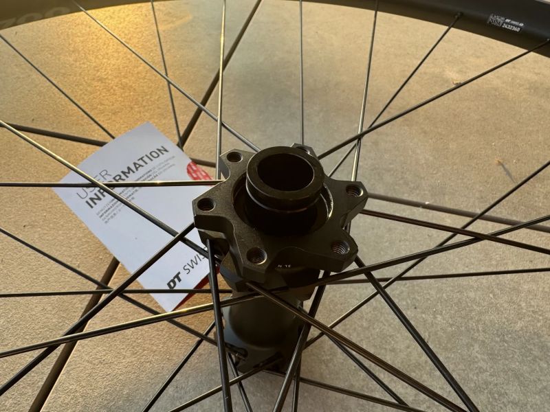 29" kola DT Swiss XM 1700 Spline - nova