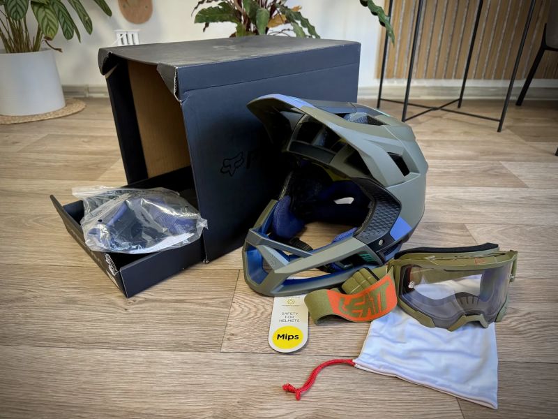 Helma Fox Racing Proframe Helmet Blocked, Ce, Olive Green Velikost: M + brýle Leatt 