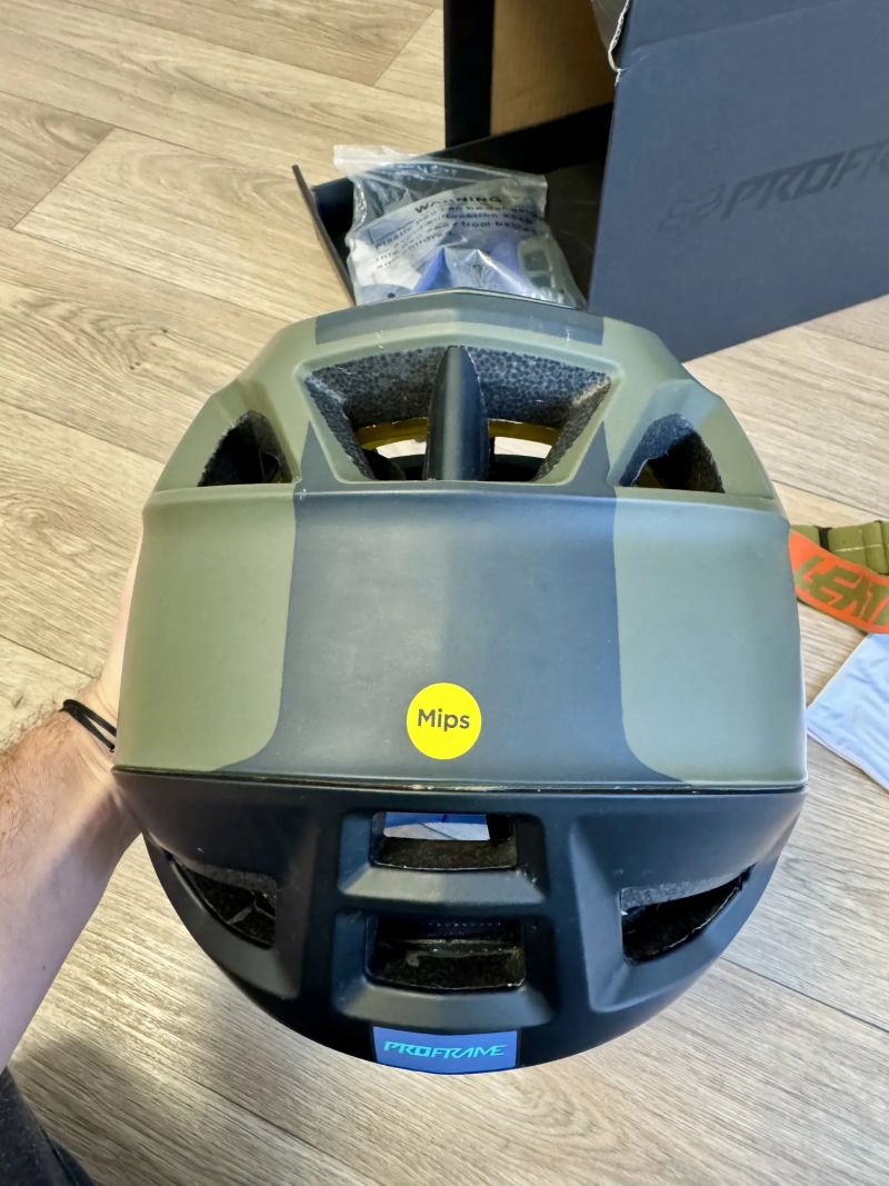 Helma Fox Racing Proframe Helmet Blocked, Ce, Olive Green Velikost: M + brýle Leatt 