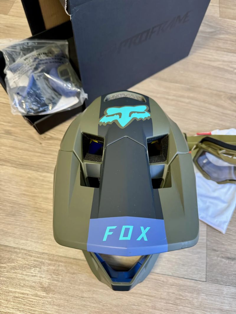 Helma Fox Racing Proframe Helmet Blocked, Ce, Olive Green Velikost: M + brýle Leatt 