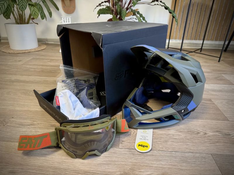 Helma Fox Racing Proframe Helmet Blocked, Ce, Olive Green Velikost: M + brýle Leatt 
