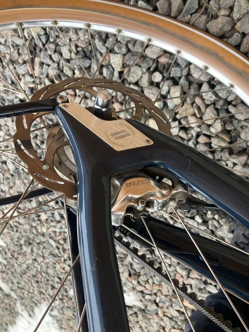 Stylovka s karbonovým řemenem