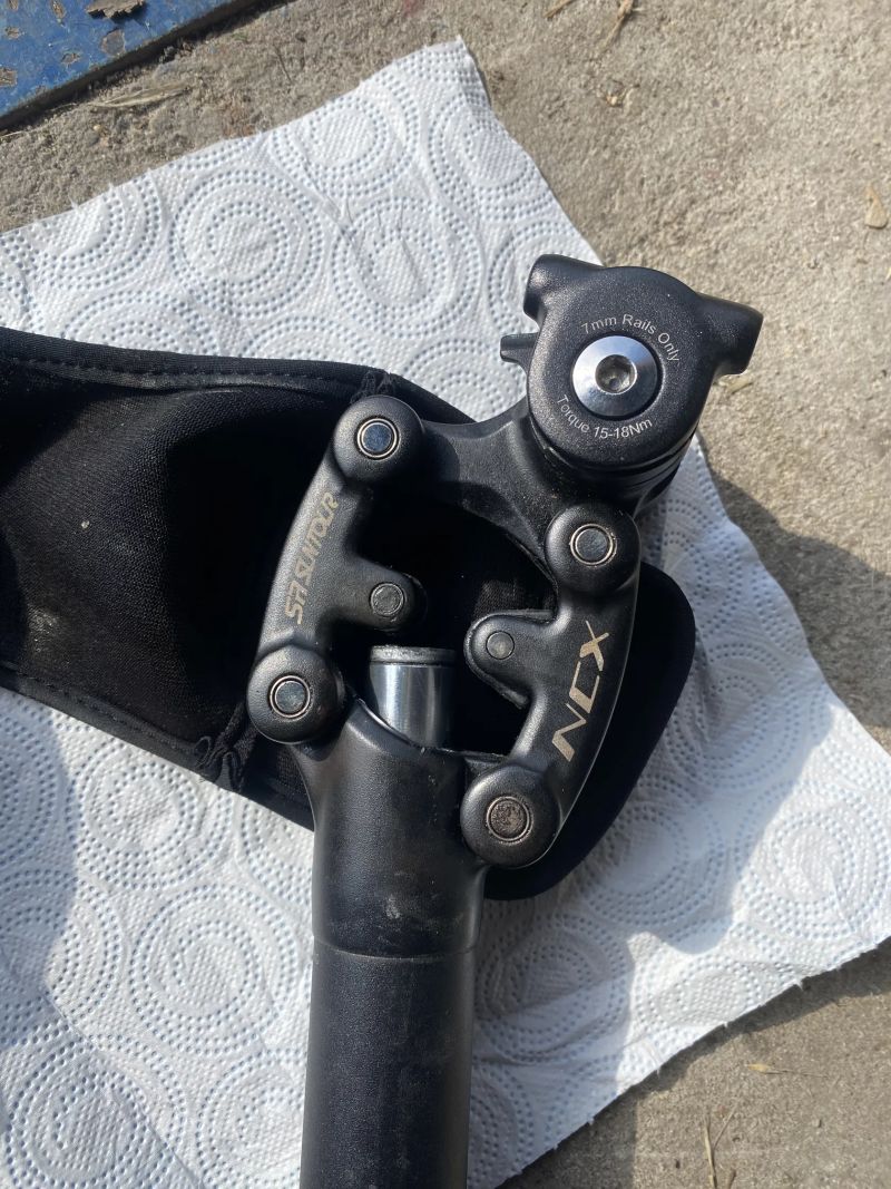 Odpružená sedlovka Suntour NXC - 30,9