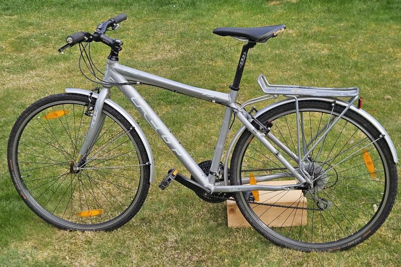 Trekingové kolo Felt