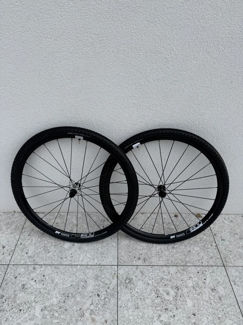 Zánovní Gravel Hliníková kola DT Swiss + pláště