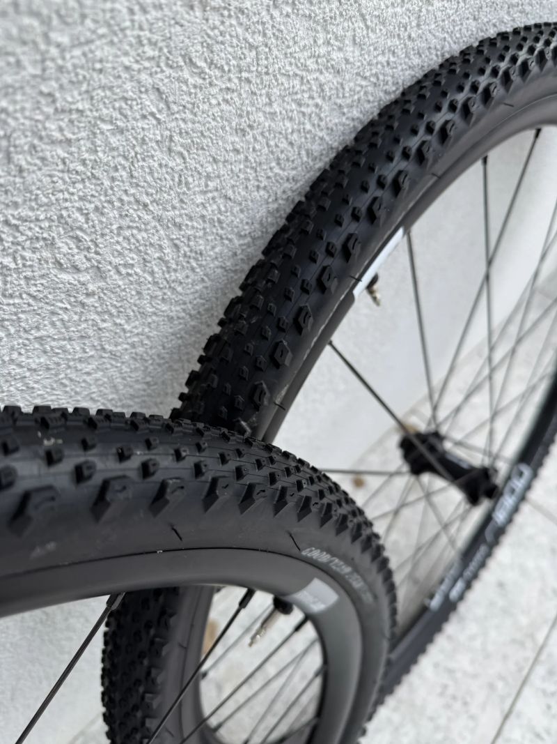 Zánovní Gravel Hliníková kola DT Swiss + pláště