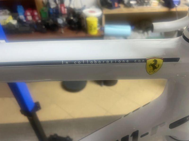 Colnago V1r limitovaná edice Ferrari