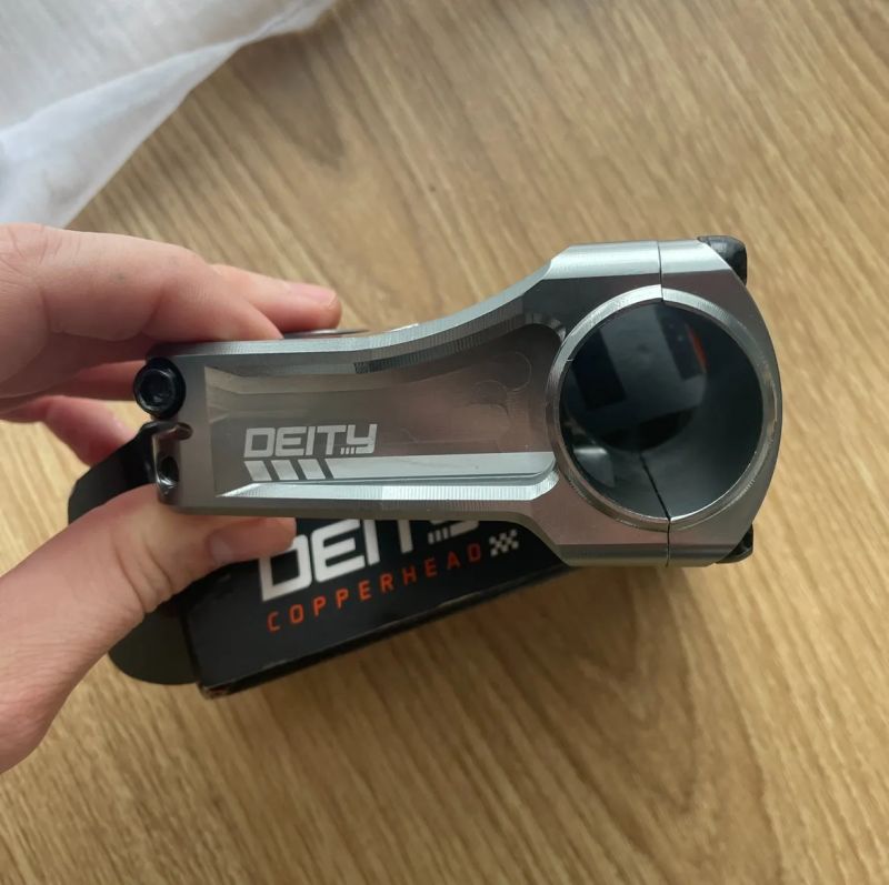 Představec a řídítka Deity